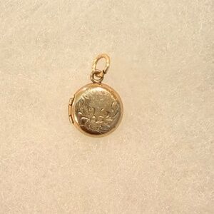 Vintage Gold-Plated Floral Locket Pendant | Round Photo Locket Charm